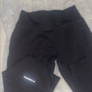 YoungLA Leggings
Dark grey/ green a little pulling
Size medium no other flaws